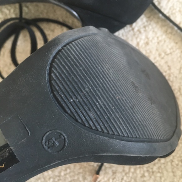 Le Chateau AI22 Black Heels - Picture 6 of 9